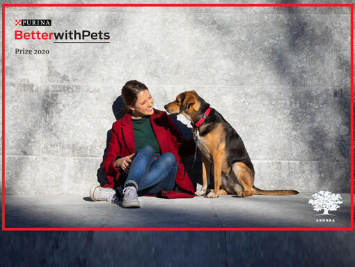 Better with Pets prize vrouw zit met hond