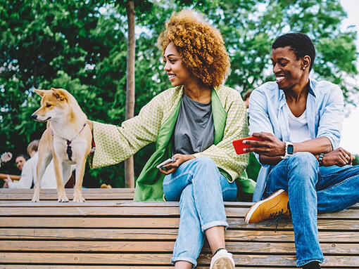 man en vrouw op bankje met hond