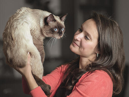 Vrouw heeft een kat vast