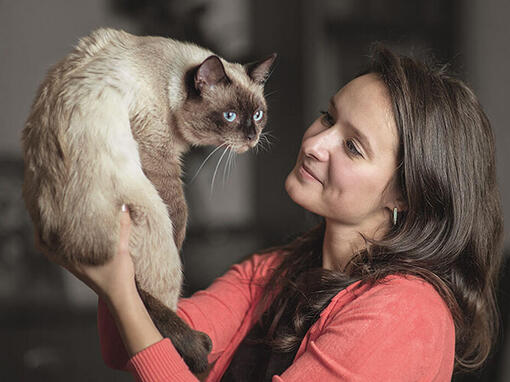 vrouw houdt kat vast