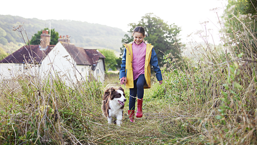 Meisje en hond op een boerderij